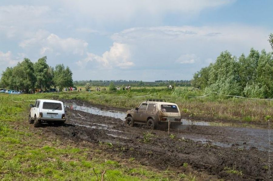 Болотистая машина. Болотный шторм Саратов 2022. Актовый болотный авто. Челябинская область поселок круглый машина болото гонка.