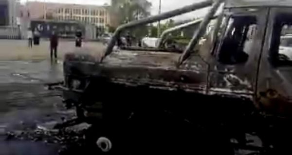 Mercedes-Benz G63 AMG 6x6 вспыхнул после столкновения с Hyundai