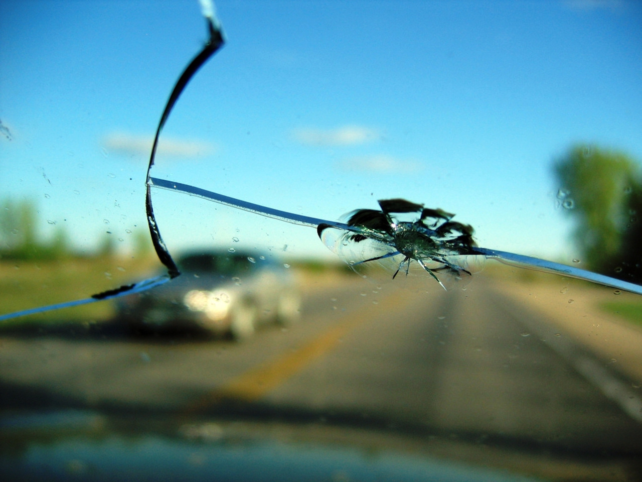 Трещина на лобовом стекле: как остановить, ремонт