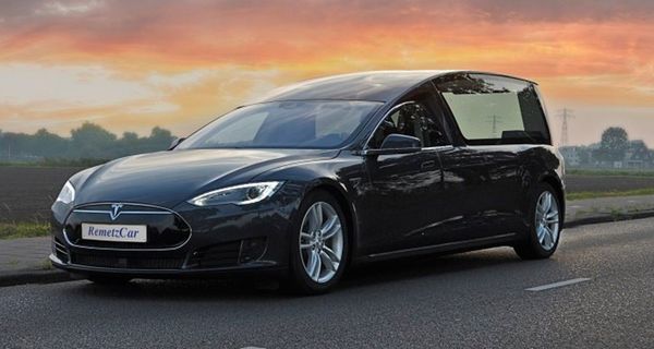 Датская фирма превратила Tesla Model S в катафалк