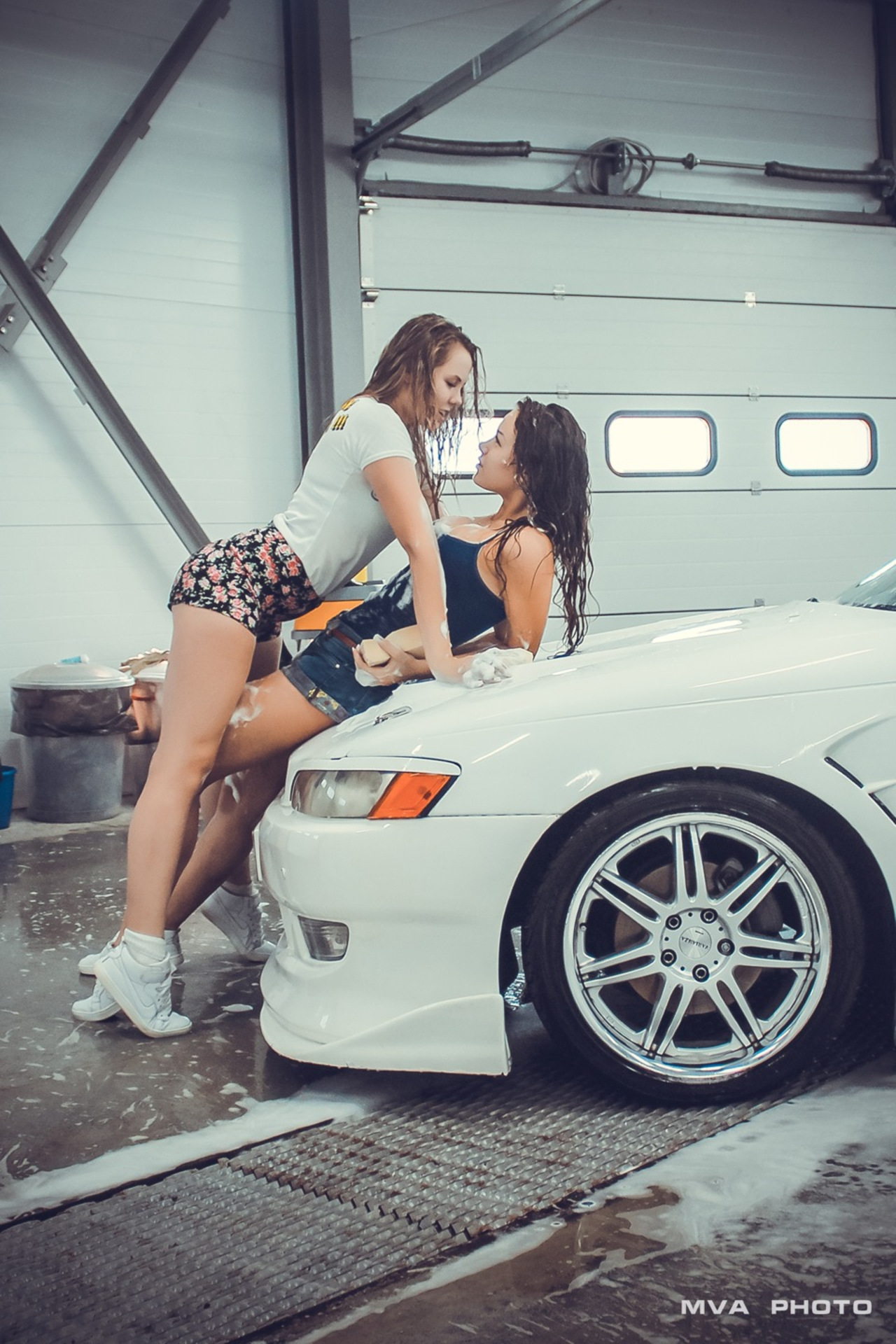 Mark girls. Toyota Mark 2 и девушки. Две девушки и авто. Фотосессия двух девушек с машиной.