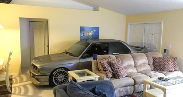 Парень спас свою BMW M3 E30 от урагана, загнав её в собственный дом