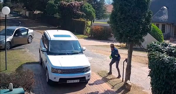 Супружеская пара в Range Rover Sport увернулась от грабителей в ЮАР
