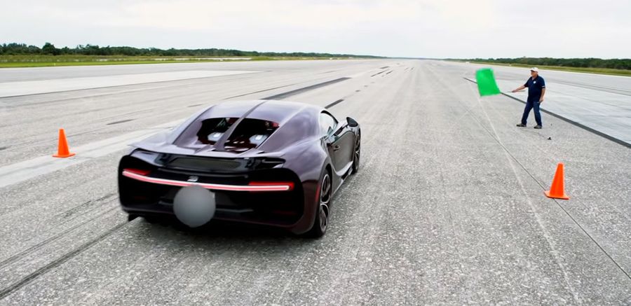 Посмотрите, как Bugatti Chiron разгоняется до 420 км/ч на посадочной полосе для космического шаттла