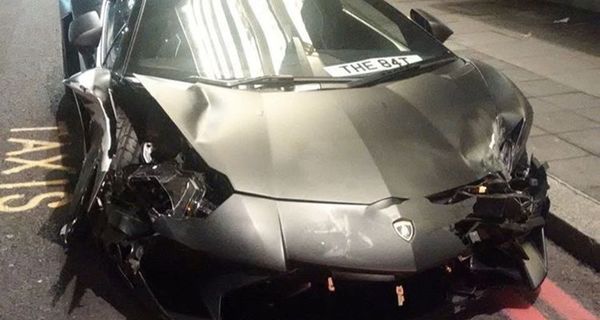 Lamborghini Aventador SV во время гонок по городу влетел в остановившиеся машины