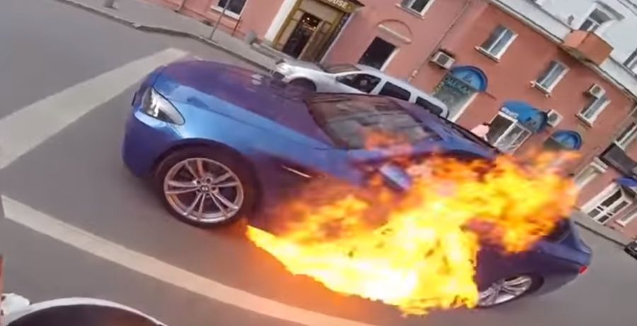 Во время движения в Перми загорелся седан BMW M5