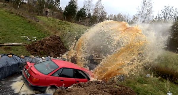 73-летний житель Латвии попытался необычном способом удалить со своей старенькой Audi ржавчину, утопив ее в кока-коле