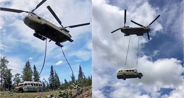 Старый заброшенный автобус в лесах Аляски эвакуировали вертолетом, чтобы люди больше не погибали