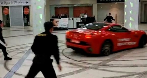 Мужчина устроил дрифт на красном Ferrari по крупному московскому торговому центру