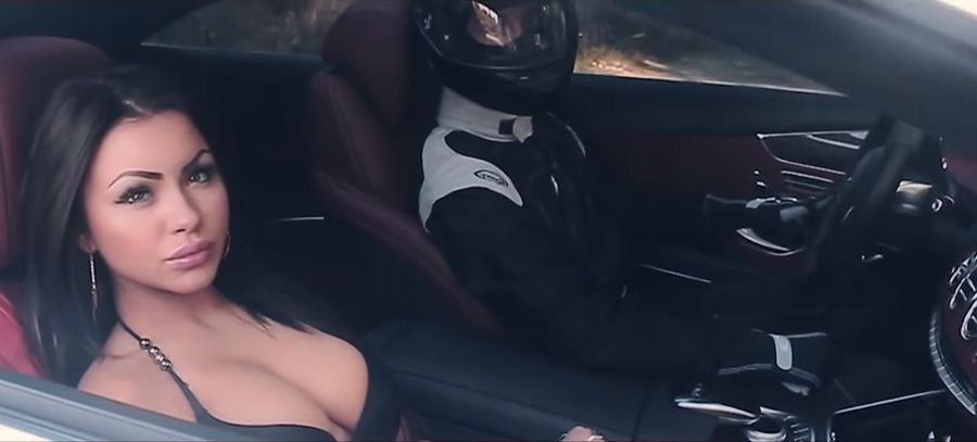 Девушка в Mercedes-Benz S63 AMG усиленно симулирует страх от скорости