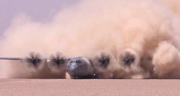 Посмотрите, как военный самолет C-130J Super Hercules садится и взлетает прямо в пустыне