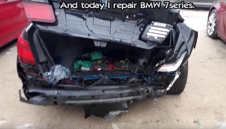 Посмотрите, как механик из России целиком меняет заднюю часть разбитого BMW 7-серии на новую
