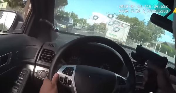 Американский полицейский стрелял через лобовое стекло своего автомобиля во время погони