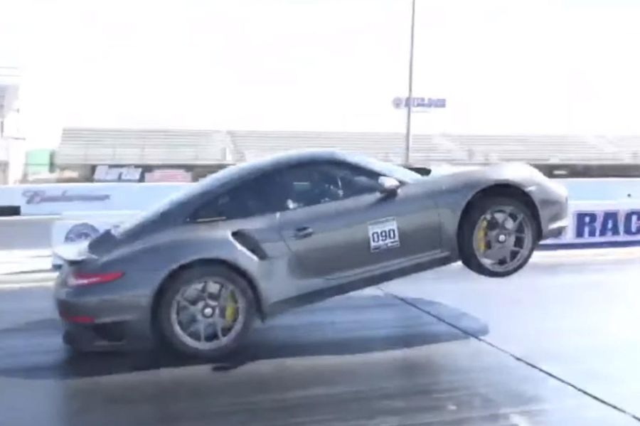 Посмотрите, как 1250-сильный Porsche 911 Turbo S делает эффектный вилли