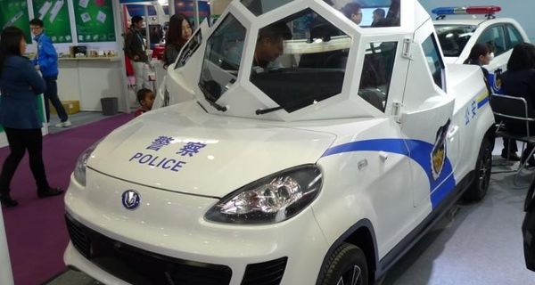 Электрический полицейский автомобиль Zijing Qingyuan выглядит как космический корабль