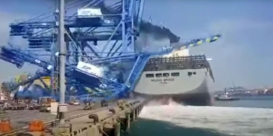 Посмотрите, как огромный контейнеровоз устроил хаос в южнокорейском порту