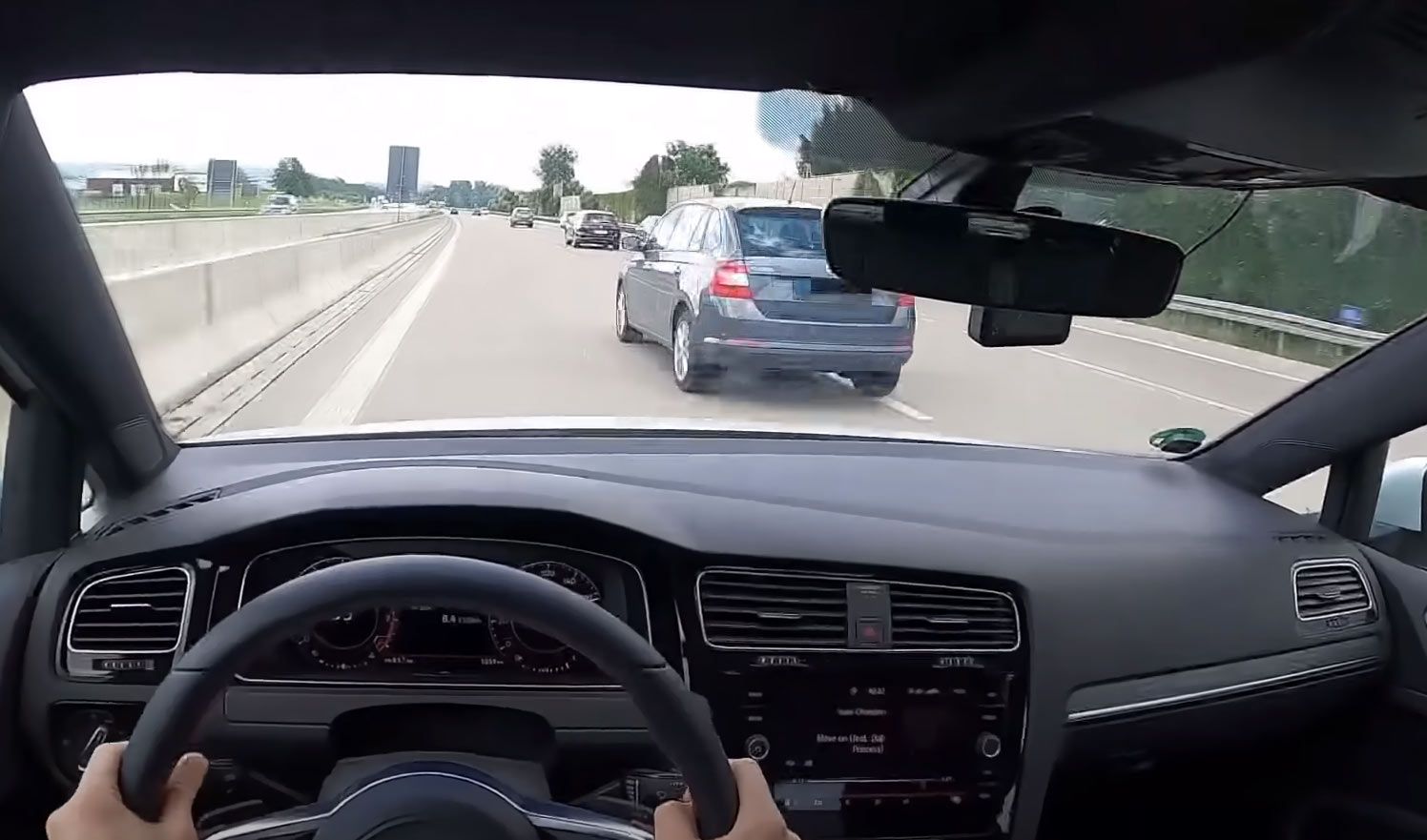 Водитель Volkswagen Golf GTI на скорости 230 км/ч столкнулся с выехавшим на его полосу Skoda 