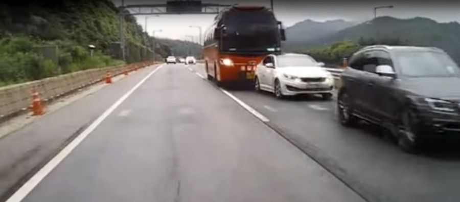 В Южной Корее водитель автобуса устроил настоящий замес на трассе