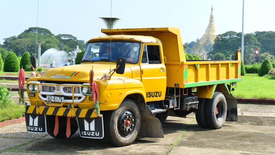 Японские Грузовики Isuzu