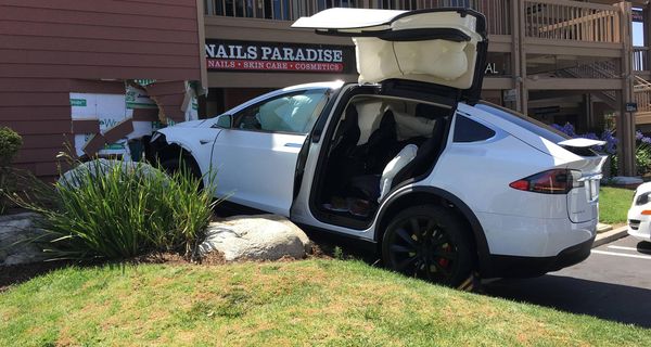 Кое-кто врезался на Tesla Model X в здание и пытался обвинить автопилот