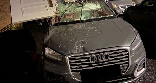 Нелепое ДТП: Audi протаранил крыльцо дома и забрал с собой входную дверь