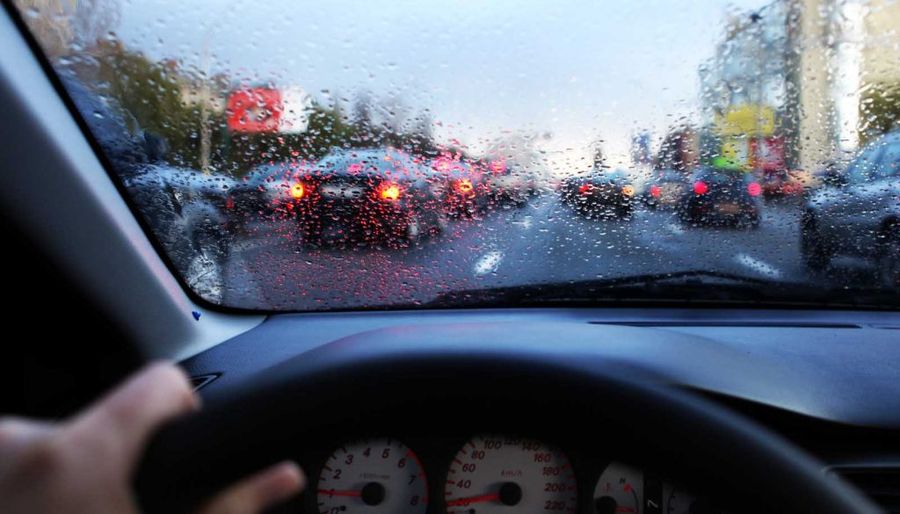 Безопасное вождение автомобиля в дождь