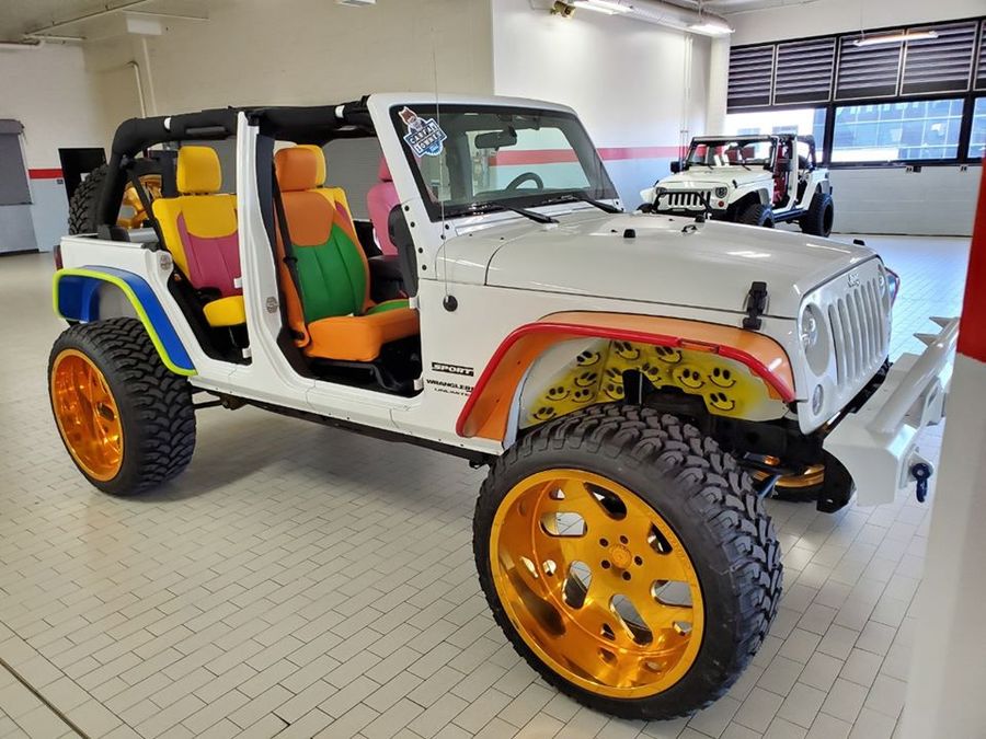 Кто-то потратил 7,5 млн рублей, чтобы сделать Jeep Wrangler похожим на джип Барби
