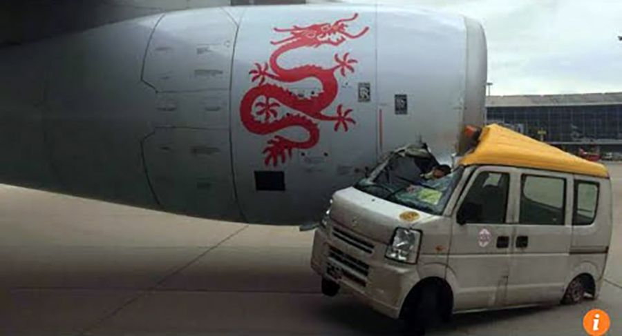 В аэропорту Гонконга фургон врезался в самолёт