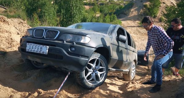 YouTube-блогеры 3 раза спускали BMW X5 с горы, чтобы полностью его уничтожить