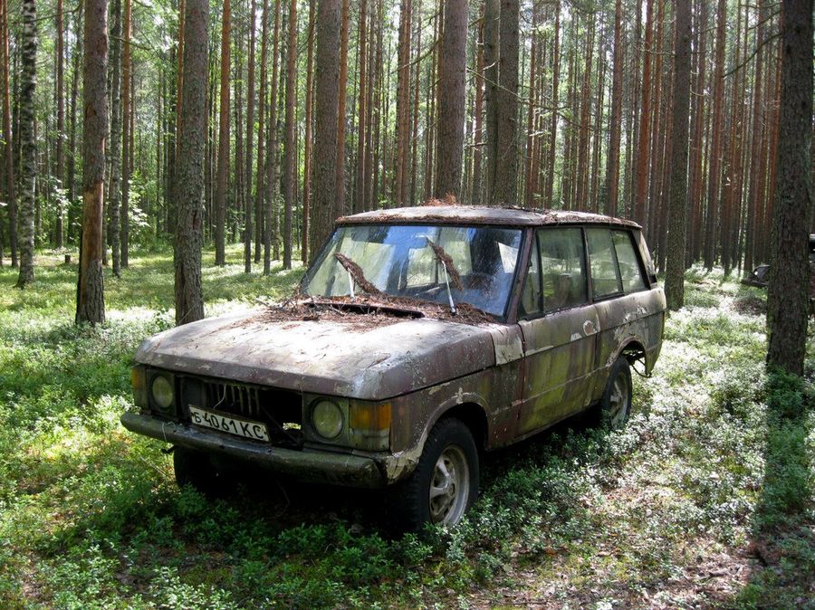 В карельском лесу нашли редкий трехдверный Range Rover с советскими номерами