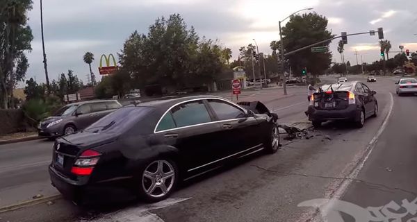 Видео погони байкера за водителем Mercedes, разбившем три автомобиля