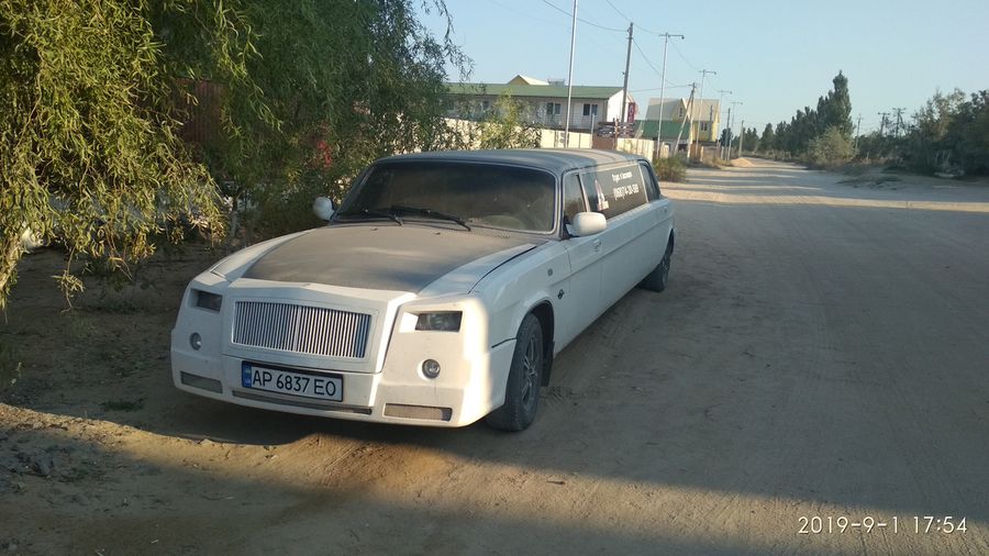 Владелец превратил лимузин «Волга» в ужасную реплику Rolls-Royce, чтобы привлечь молодоженов
