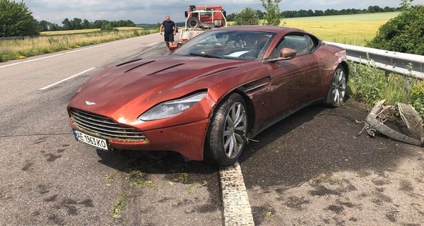 В Украине на трассе нашли брошенный разбитый суперкар Aston Martin DB11