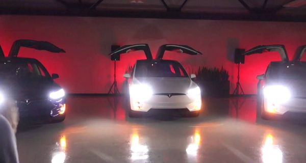 Tesla порадовала владельцев электрокаров Model X сразу двумя рождественскими сюрпризами