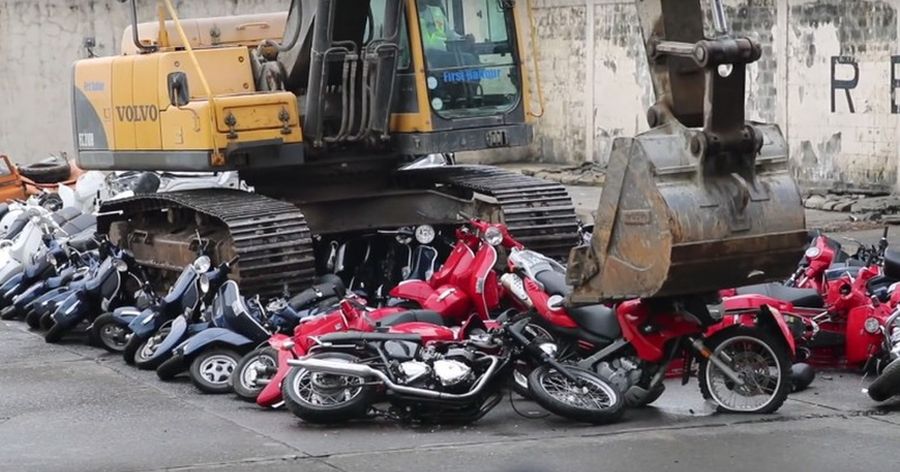 Правительство Филиппин уничтожило 122 нелегально ввезенных мотоцикла