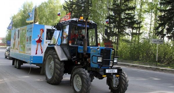 В путешествие на с/х технике. Россиянин едет в Крым на тракторе. 