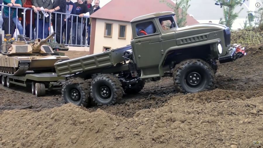 Урал-4320 тянет в гору военный танк «Абрамс» во время фестиваля радиоуправляемых автомобилей