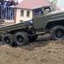 Урал-4320 тянет в гору военный танк «Абрамс» во время фестиваля радиоуправляемых автомобилей