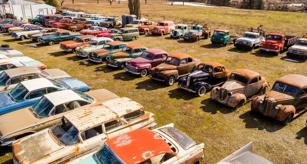 Канадец выставил на продажу земельный участок, с размещённой на нём уникальной коллекцией из более 300 автомобилей разных лет
