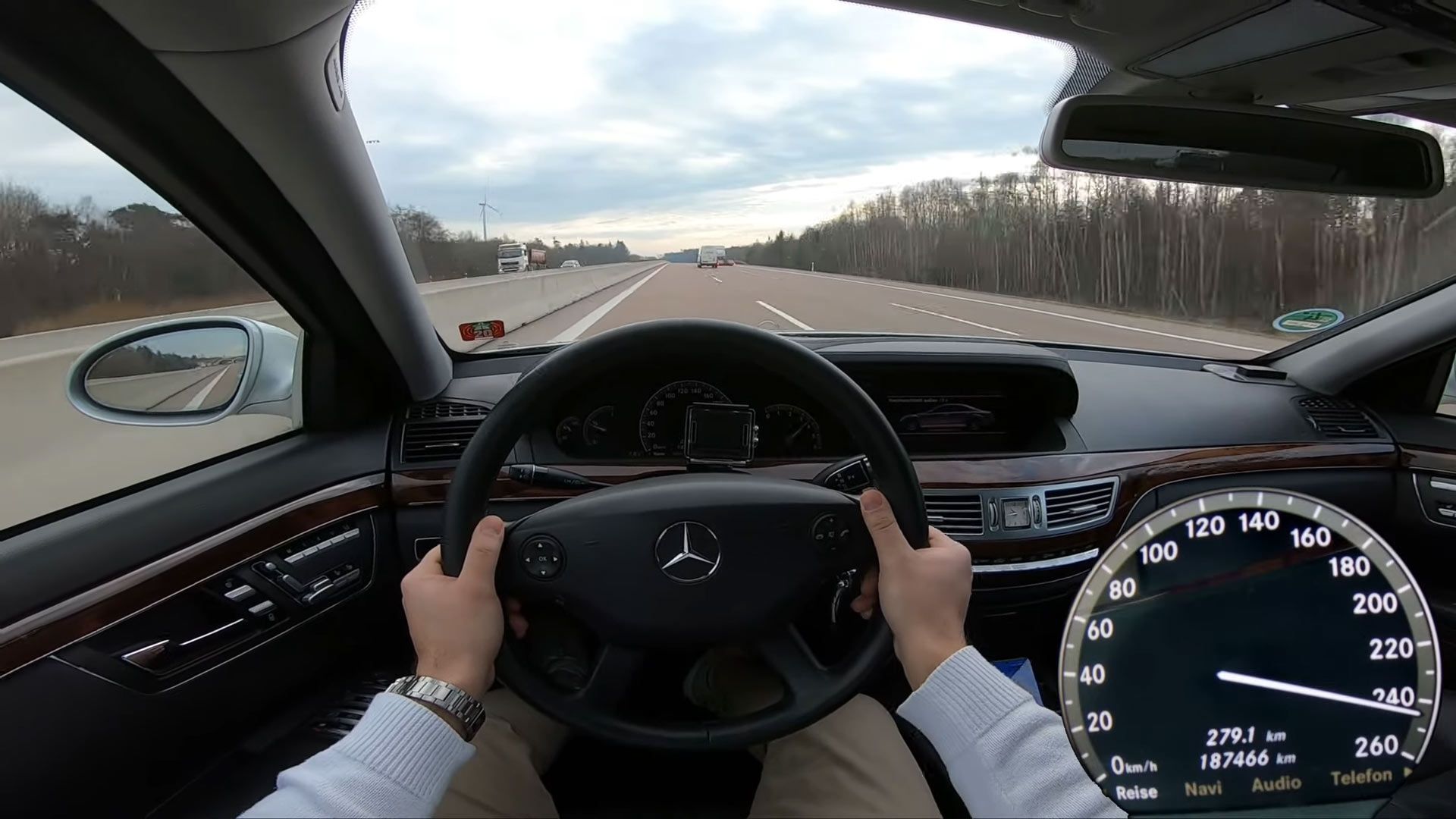 Вот что чувствует водитель за рулем 15-летнего Mercedes-Benz S-класса на максимальной скорости