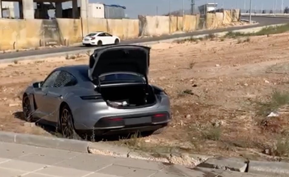Как разбить электрический суперкар Porsche Taycan Turbo S сразу после покупки