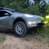 Посмотрите на то, как издеваются над Tesla Model Y на бездорожье