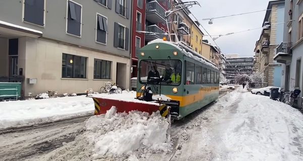 Посмотрите, как работает необычный снегоуборочный трамвай в Цюрихе