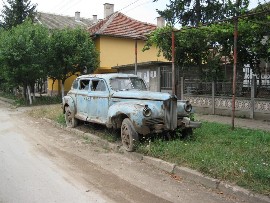Брошенный лимузин ЗИС-110, найденный в небольшом болгарском городке