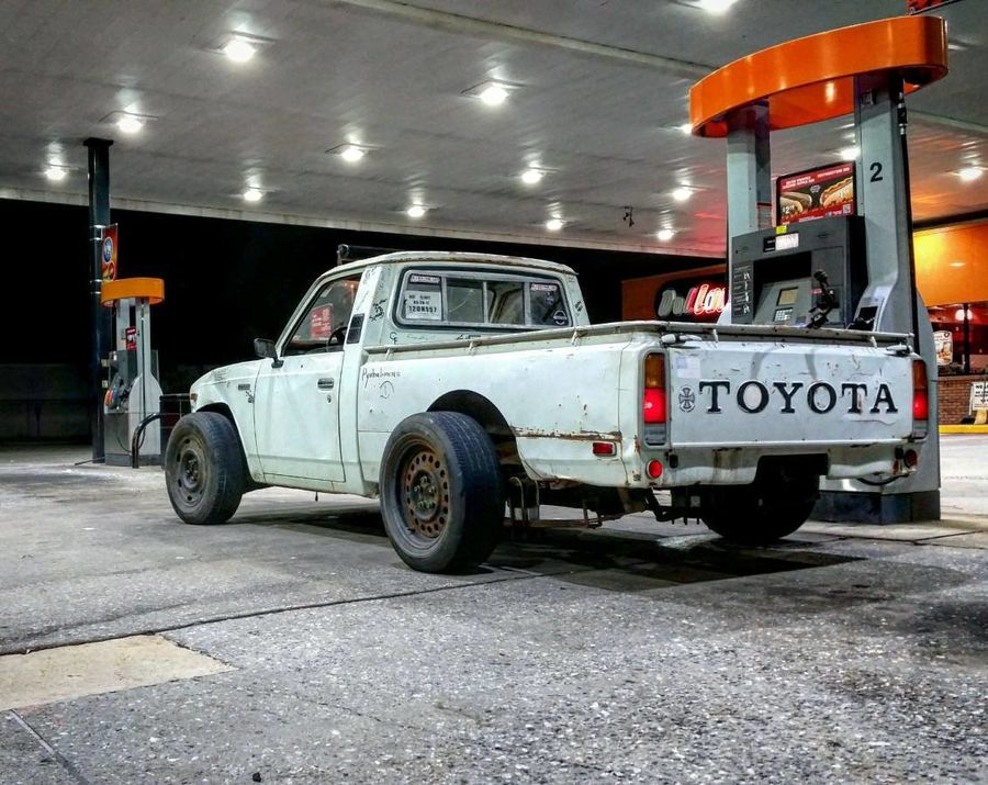 Старенький пикап Toyota Hilux стал хотродом с V8 и отправился на продажу