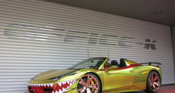 Ferrari 458 Spyder из Японии имеет акулью пасть на переднем бампере и золотые колеса