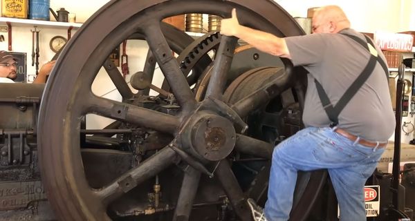 Посмотрите, как заводят двигатели, которым больше 100 лет