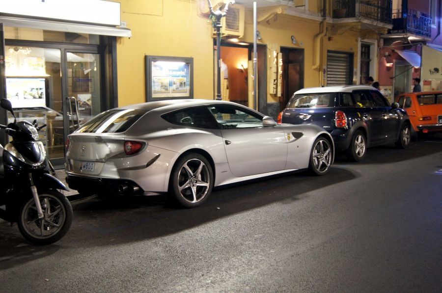 Ferrari FF  на улице Итальянского Аласио в Лигурии.  