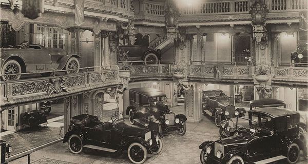 Необычный автосалон в Нью-Йорке начала XX века, проходивший в холле отеля