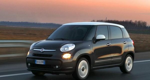 Сотрудники Fiat в знак протеста изуродовали новенькие 500L